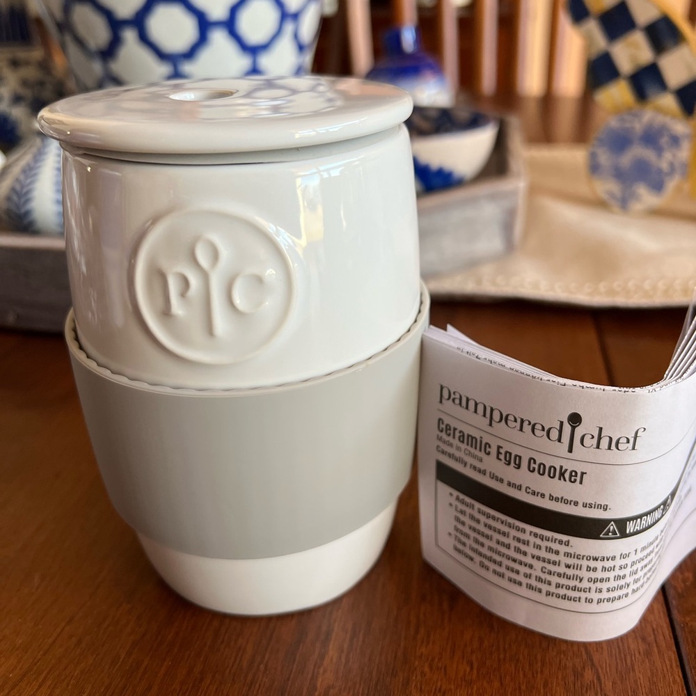 Pampered Chef Ceramic Microwave Egg Cooker - Band New